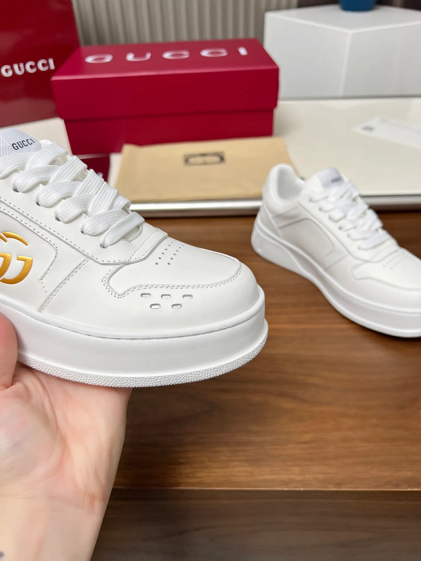 👟👟Ex-factory price 560👟👟Gucci casual sneakers, top version! Oil edge craftsmanship🌸🌸🌸1:1 reproduction. New model for early spring, creating a perfect style💣💣💣street style🔥🔥🔥Cool and stylish C-position fashionable outfit with retro and futuristic feel🌹🌹🌹Classic shoe shape, showing exquisite texture! Open mold to customize high-density outsole. Comes fully packaged. Size: Female 35-46. Fabric: Imported cowhide...men and women
